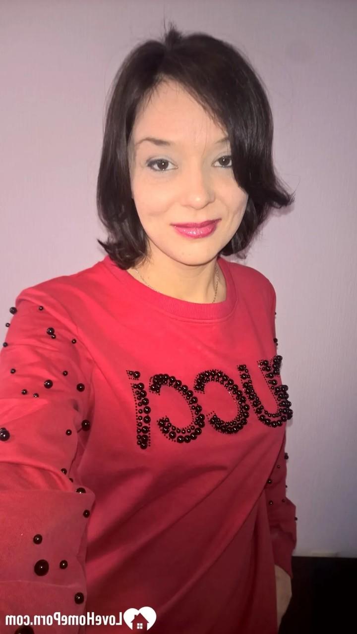 20P Sexy Amateurin zeigt ihre schönen Teenie-Titten, während sie Nackt-Selfies macht
