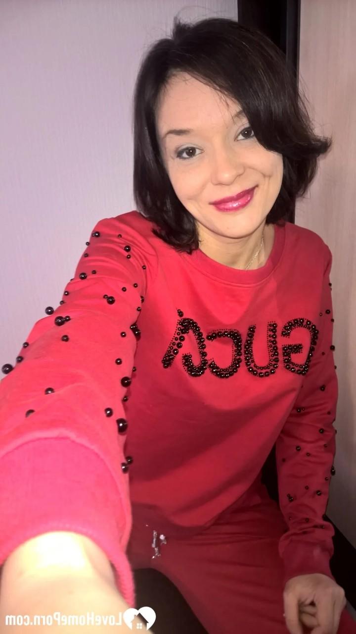 20P Sexy Amateurin zeigt ihre schönen Teenie-Titten, während sie Nackt-Selfies macht