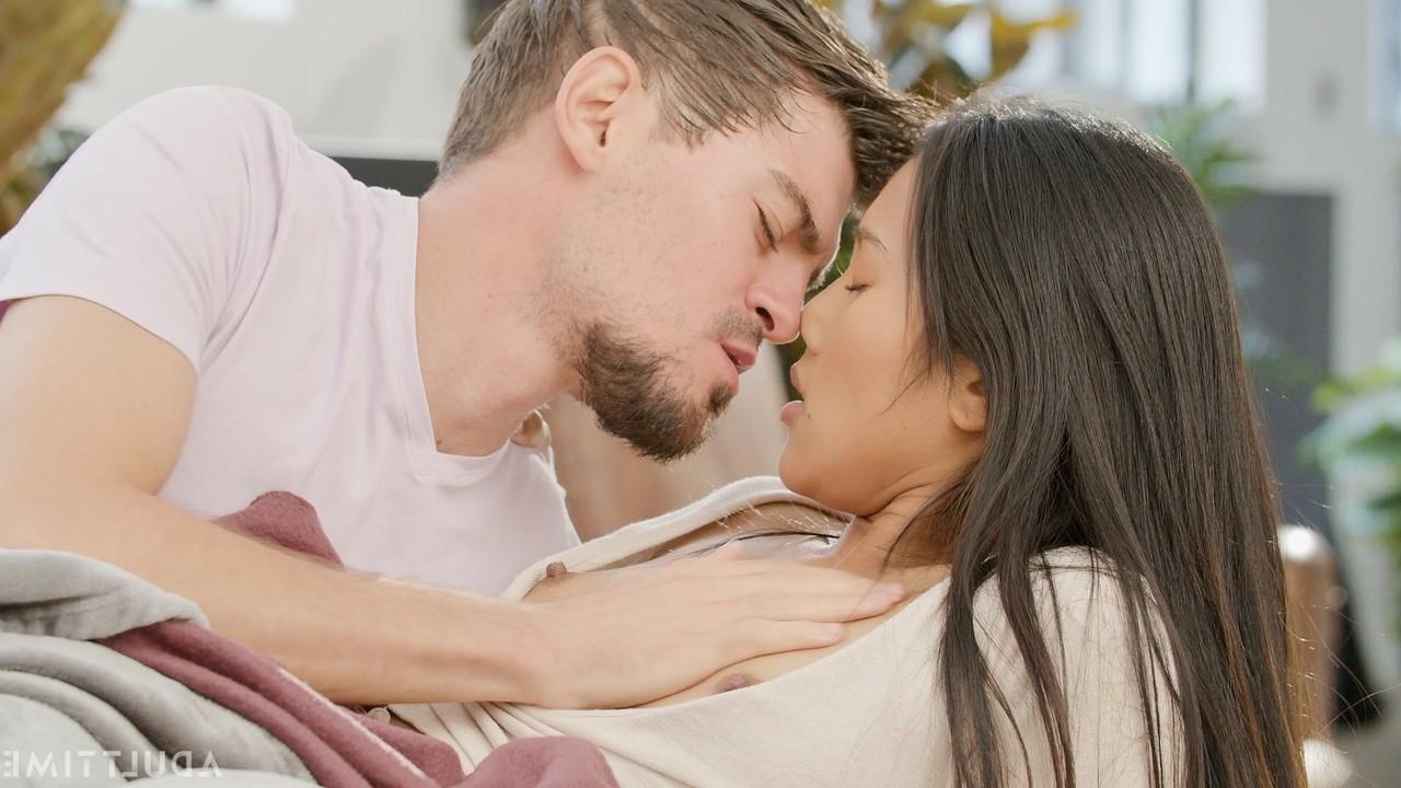 20P La jeune glamour Josh Jo se fait manger et pilonner sa douce chatte asiatique.