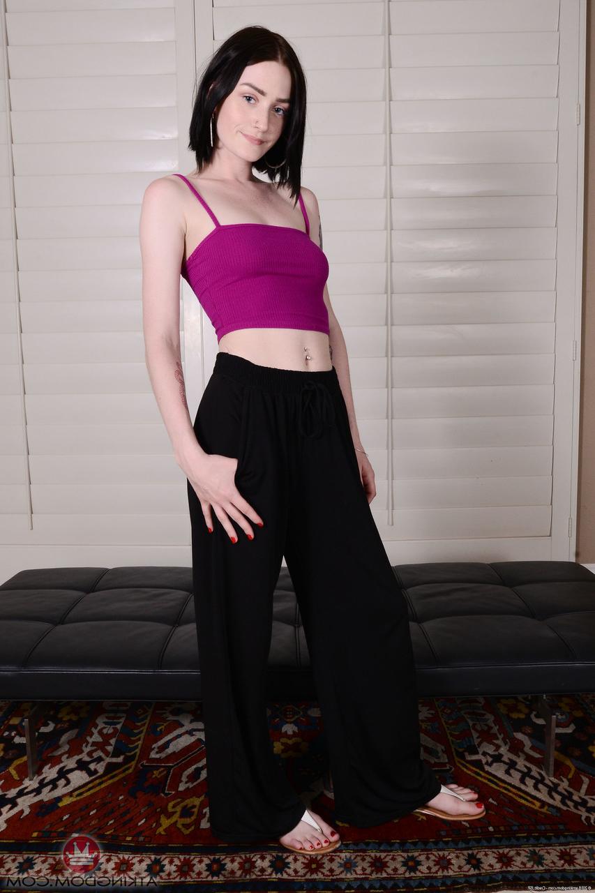 20P Das dünne Amateur-Babe Serenity Adams zeigt auf allen Vieren ihre rosafarbenen Löcher