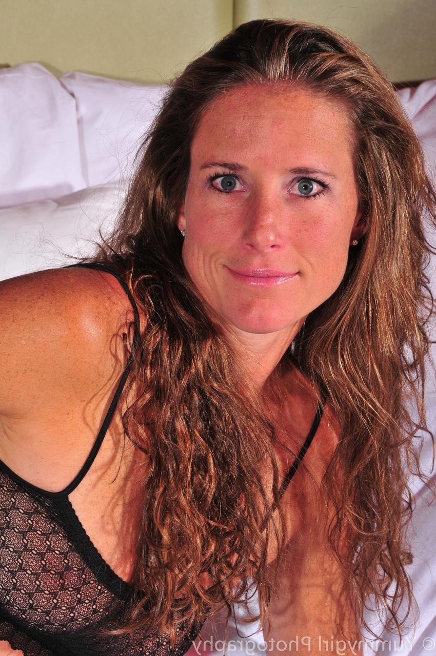 20P Hot MILF Sofie Marie mostra sua buceta raspada enquanto provoca em lingerie preta