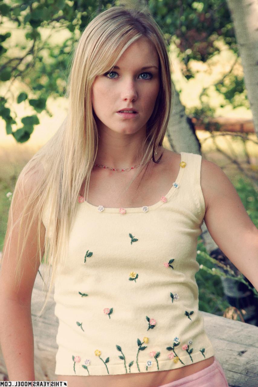 10P Die schöne Blondine Jewel zeigt ihre Titten und ihren Arsch in der Nähe einer Birkengruppe