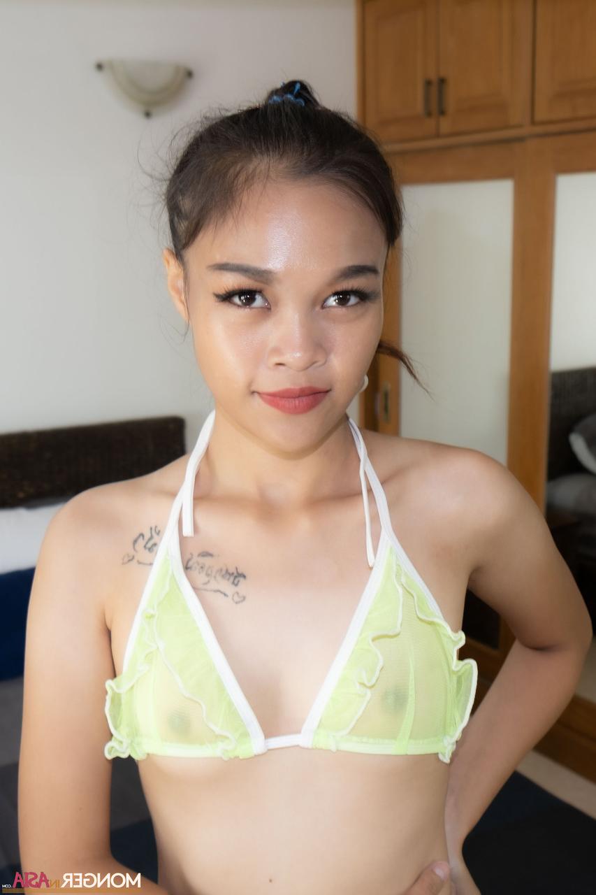 20P Jenni, jolie fille asiatique, montre sa chatte rasée et ses petits seins en bas.