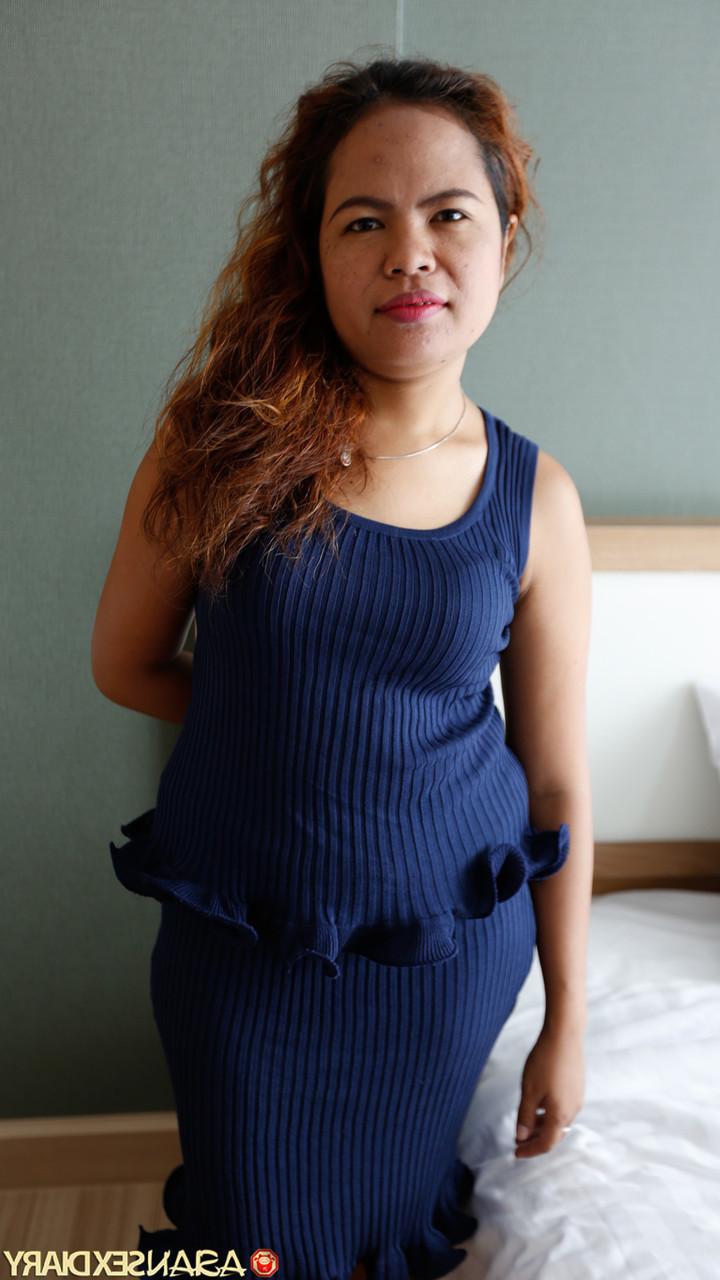 20P ぽっちゃりアジア人熟女インザリが黒いパンティーを履いた大きなお尻を披露