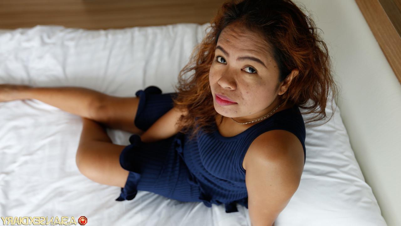 20P ぽっちゃりアジア人熟女インザリが黒いパンティーを履いた大きなお尻を披露