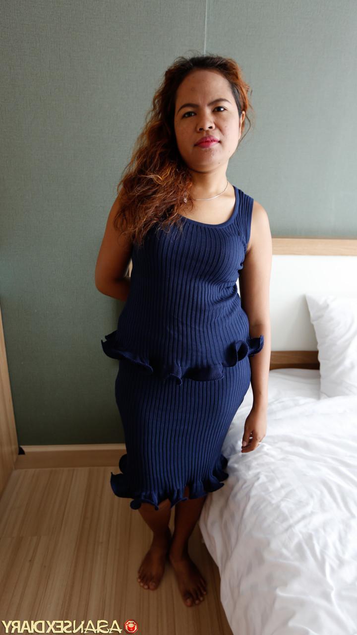 20P ぽっちゃりアジア人熟女インザリが黒いパンティーを履いた大きなお尻を披露