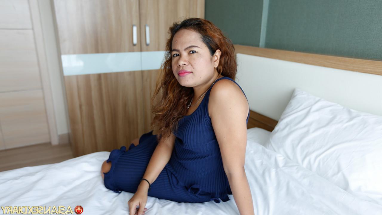 20P ぽっちゃりアジア人熟女インザリが黒いパンティーを履いた大きなお尻を披露