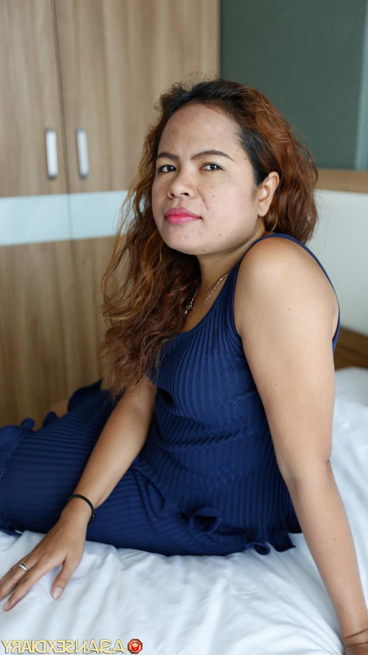 20P ぽっちゃりアジア人熟女インザリが黒いパンティーを履いた大きなお尻を披露