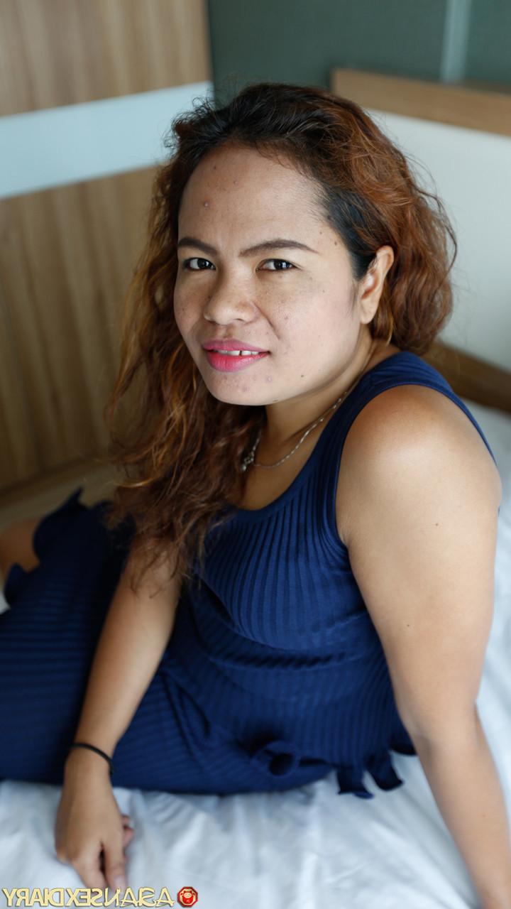 20P ぽっちゃりアジア人熟女インザリが黒いパンティーを履いた大きなお尻を披露