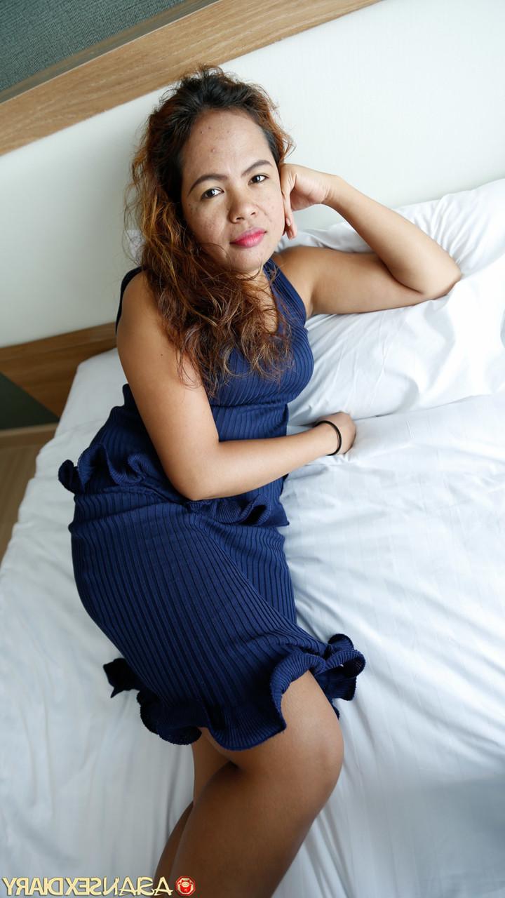 20P ぽっちゃりアジア人熟女インザリが黒いパンティーを履いた大きなお尻を披露