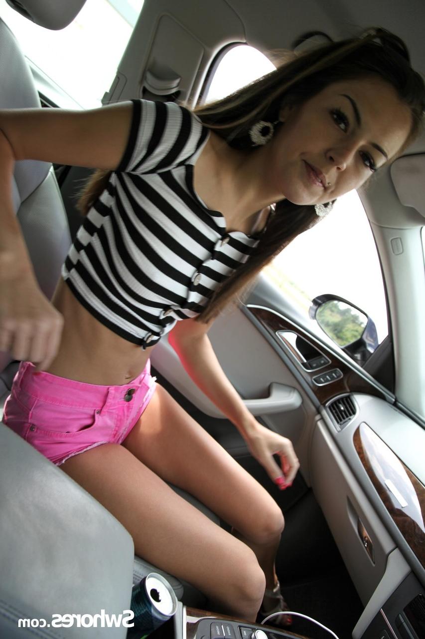 20P A adolescente excitada Cindy Shine mostra seu espólio para um estranho antes de uma foda doggystyle