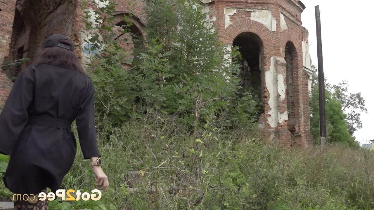 15P White girl Kristina pisses on the steps outside an abandoned building