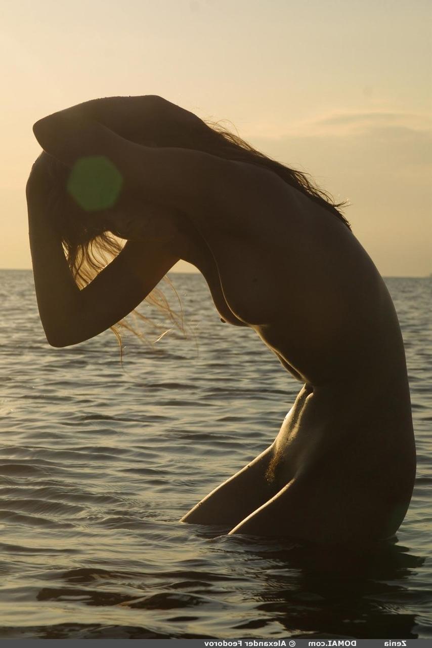17P Die langbeinige heiße Zenia stellt ihren Modelkörper am Strand zur Schau