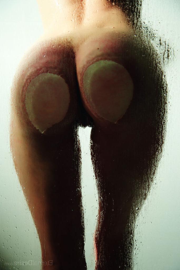 16P Die nackte brünette Teenagerin Clarice A masturbiert beim Duschen