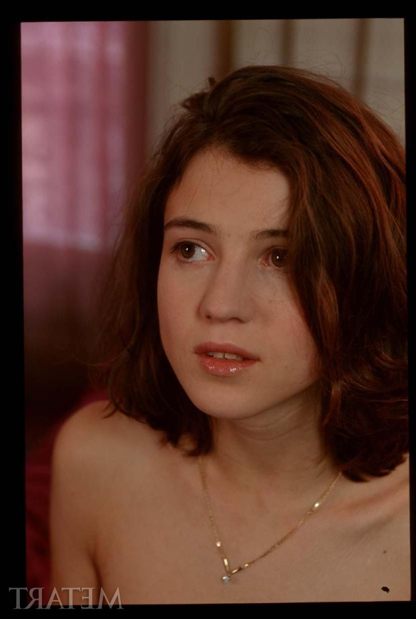 20P O amador do adolescente fofo Roy Stuart exibe seus peitos minúsculos durante um strip-tease sexy
