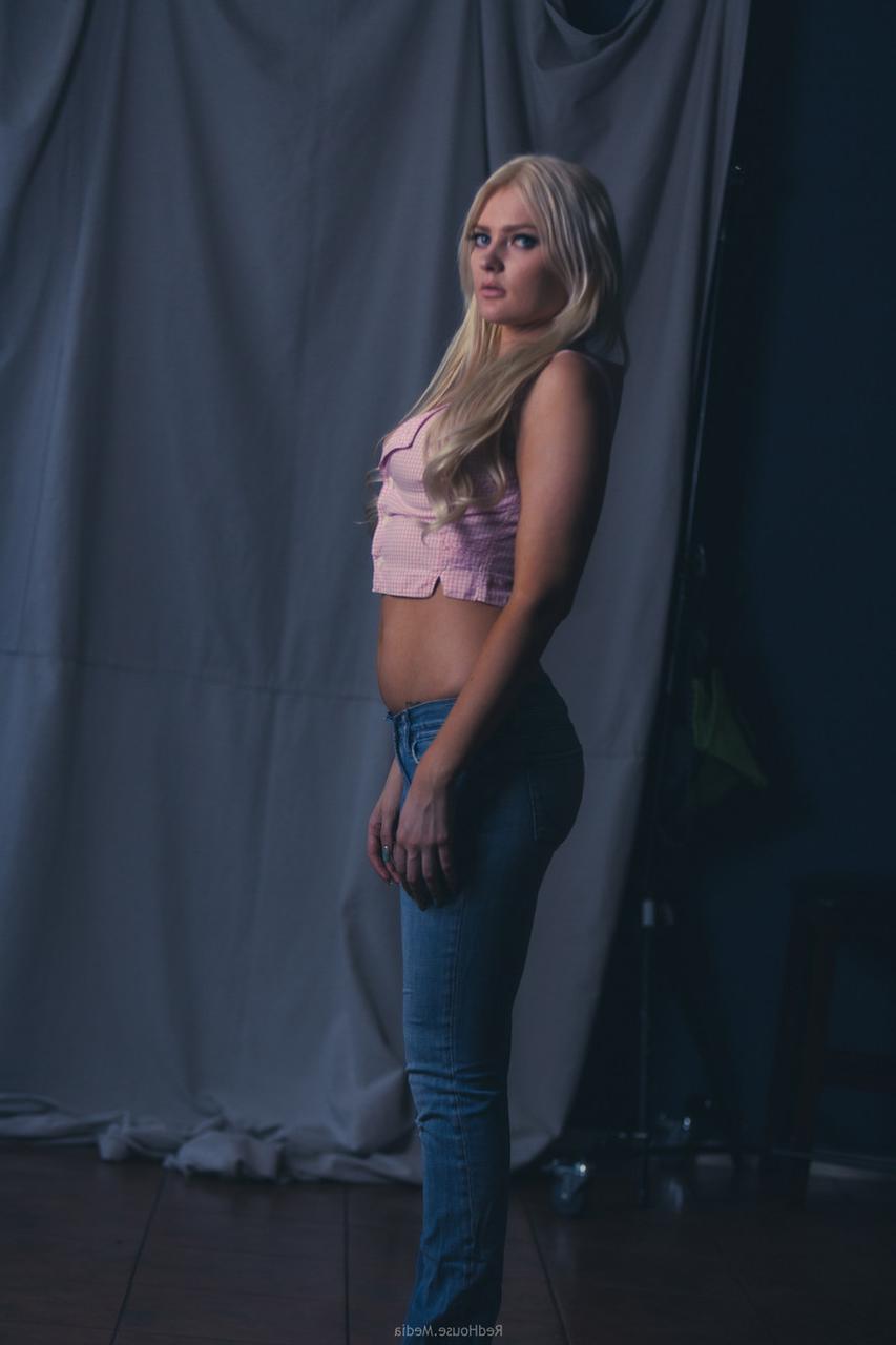 20P Loira gostosa mostra seu decote sexy enquanto posa em sua roupa provocante