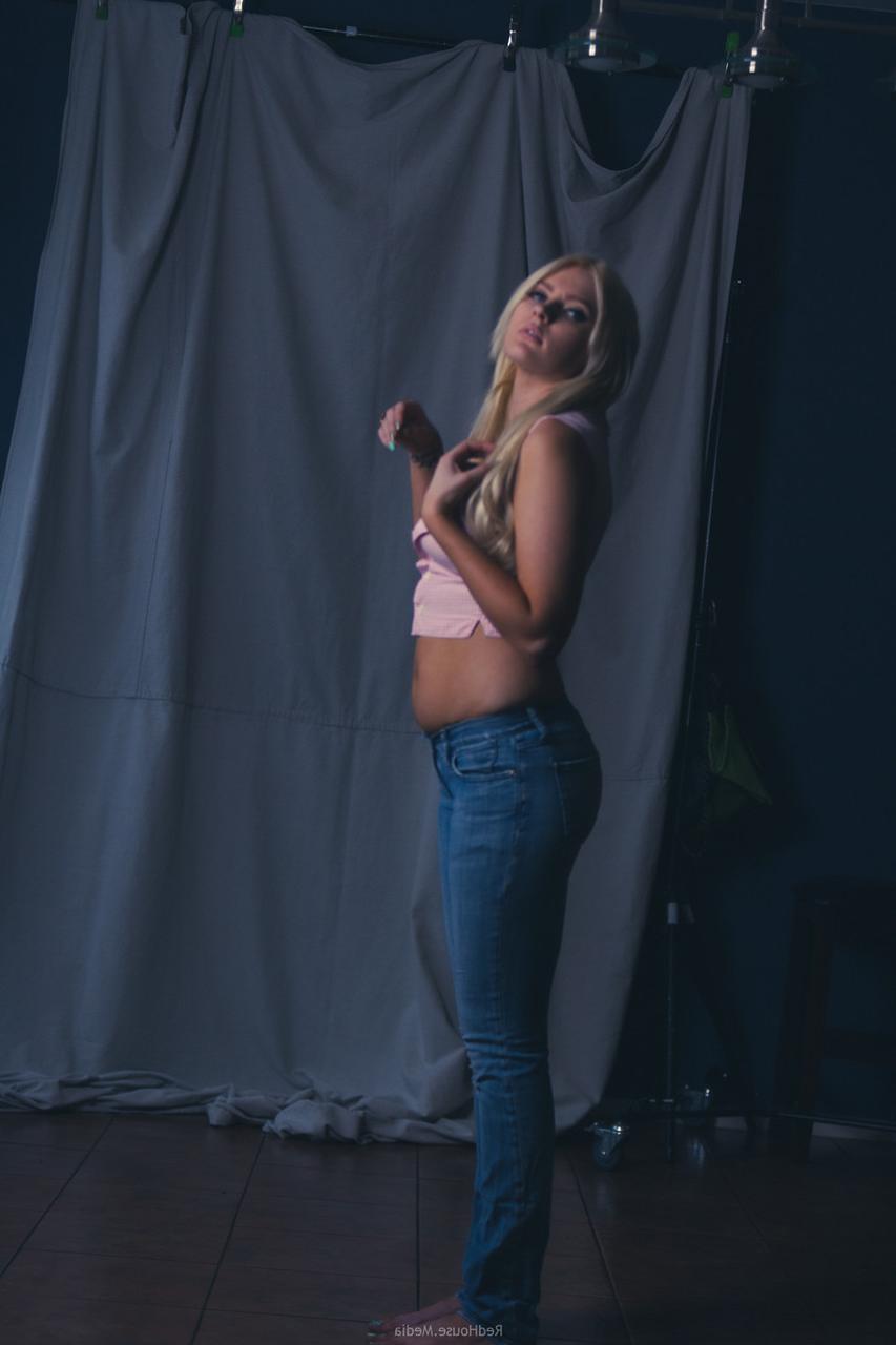 20P Loira gostosa mostra seu decote sexy enquanto posa em sua roupa provocante
