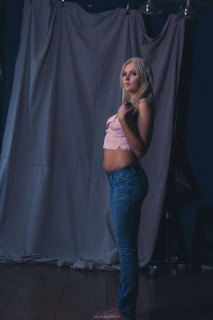 20P Loira gostosa mostra seu decote sexy enquanto posa em sua roupa provocante