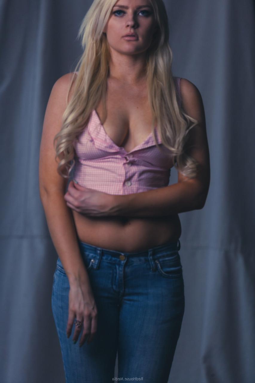 20P Loira gostosa mostra seu decote sexy enquanto posa em sua roupa provocante