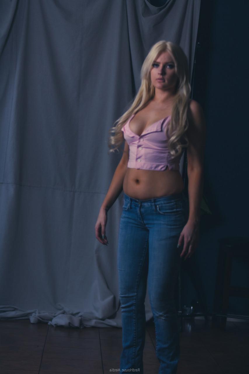 20P Loira gostosa mostra seu decote sexy enquanto posa em sua roupa provocante