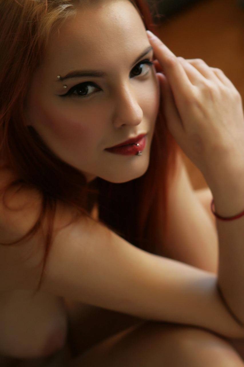 20P A glamorosa gata Kira W revela seus lindos seios durante um strip-tease sexy