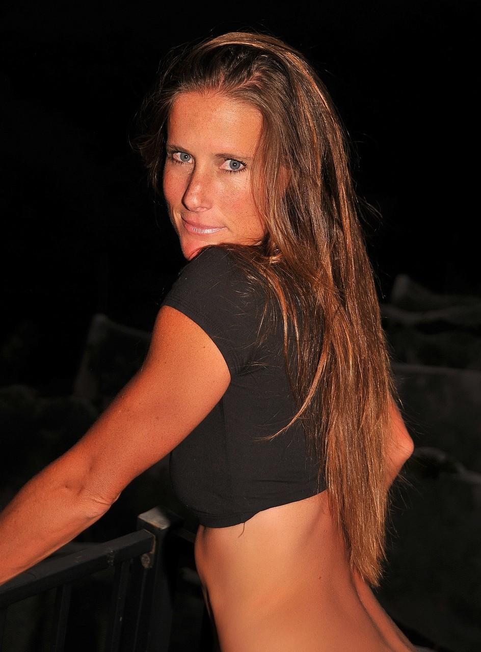 20P A morena sexy MILF Sofie Marie exibe sua bunda grande em sua calcinha fio dental