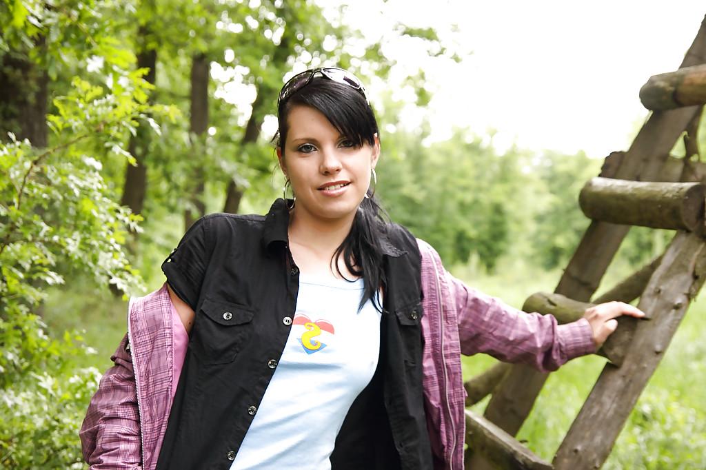 16P Outdoor non nude posing scene from a teen babe in jeans Veronica N