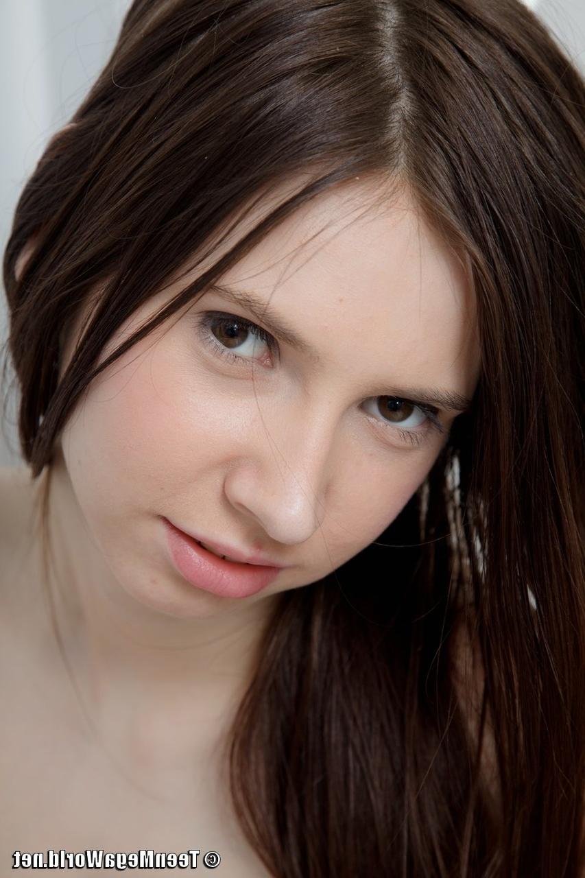 20P Lily, une jeune amateur en chaleur, gode son vagin chauve dans la baignoire.