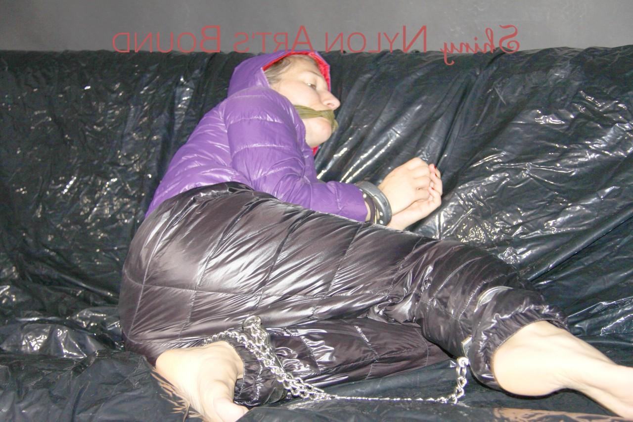 16P Weißes Mädchen bleibt in lila Daunenjacke und schwarzer Daunenhose hilflos zurück