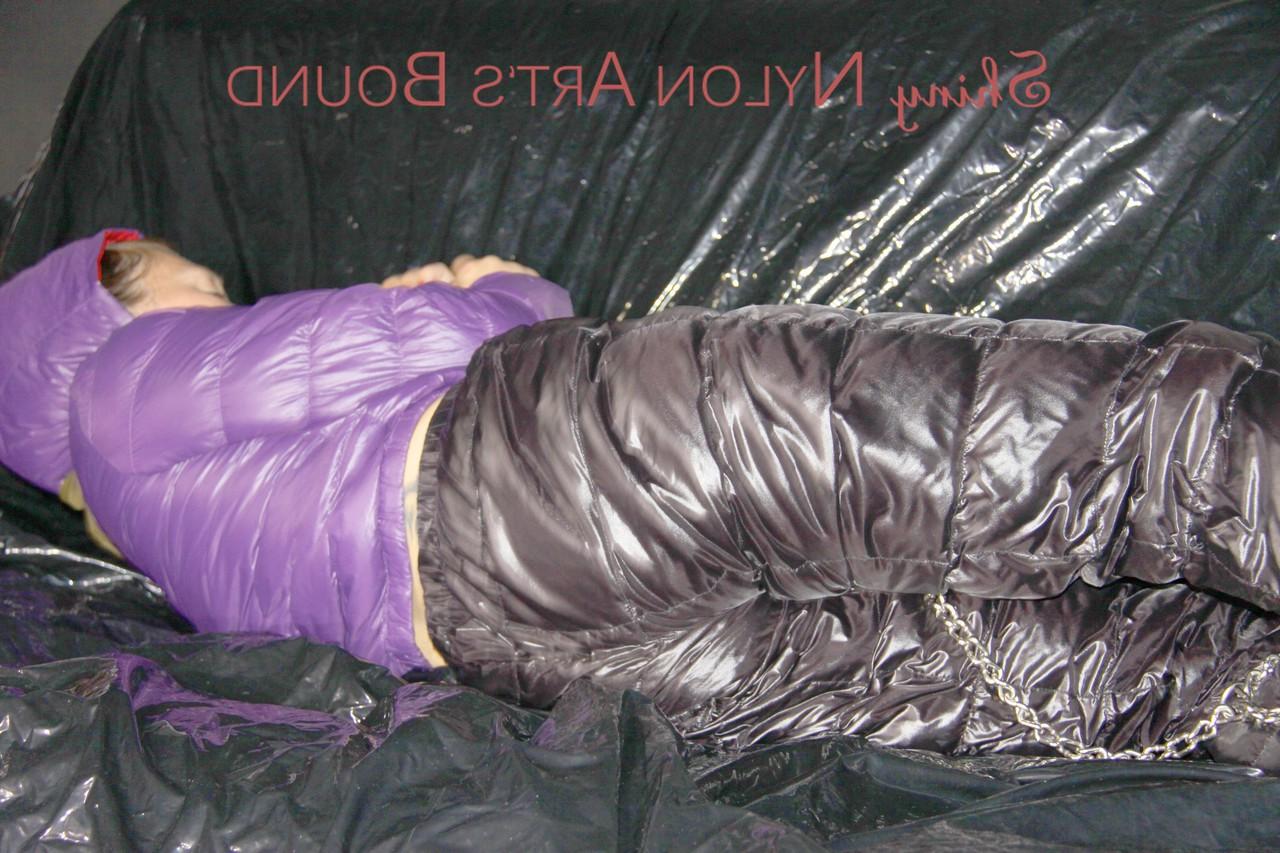 16P Weißes Mädchen bleibt in lila Daunenjacke und schwarzer Daunenhose hilflos zurück