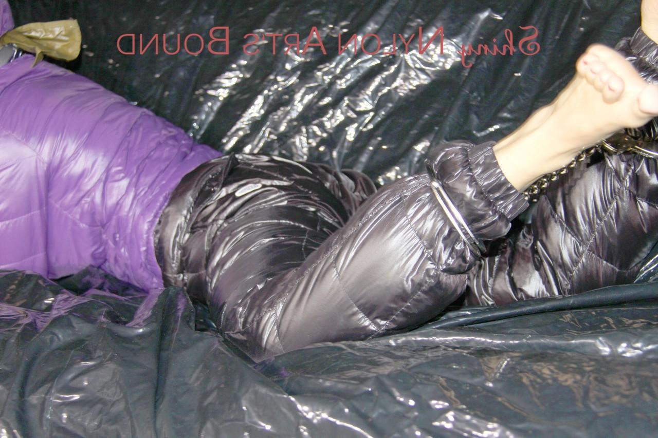 16P Weißes Mädchen bleibt in lila Daunenjacke und schwarzer Daunenhose hilflos zurück