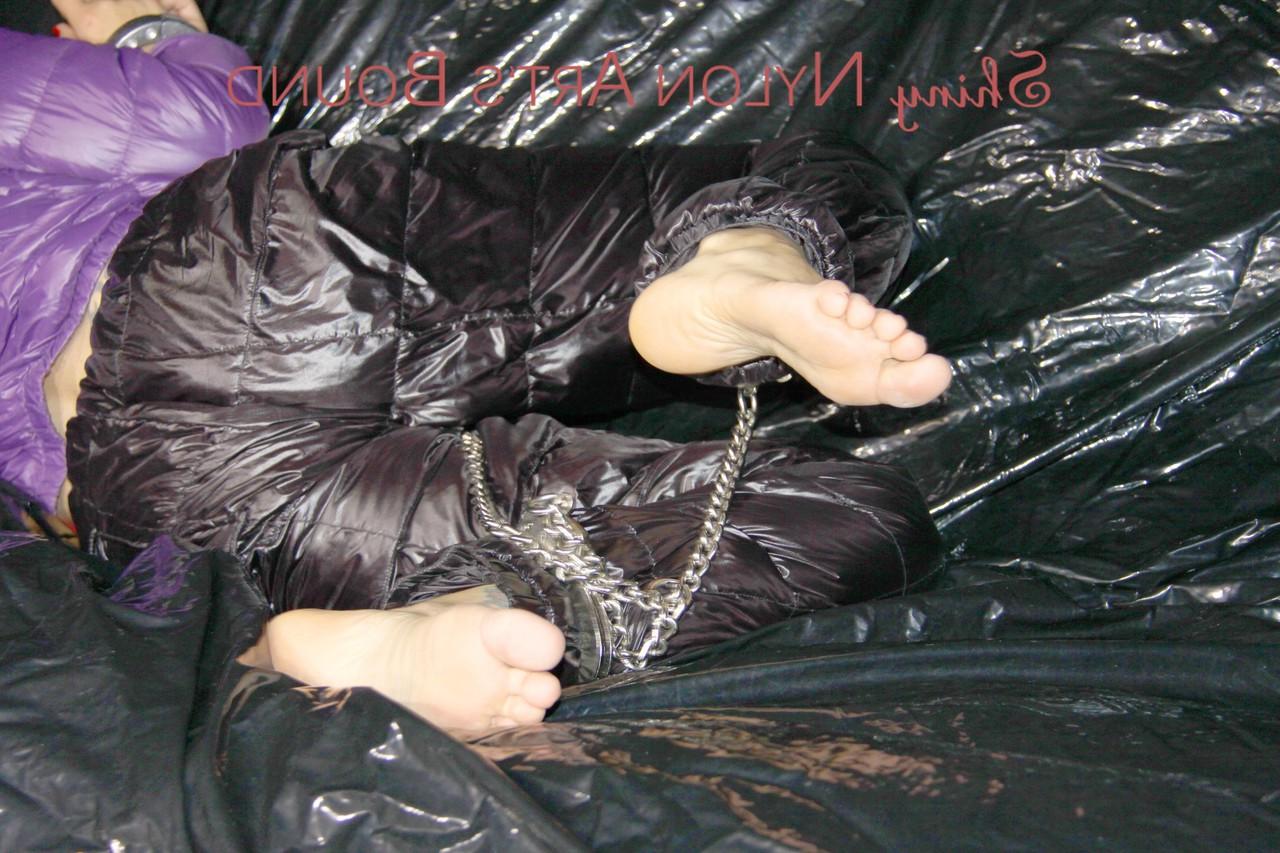 16P Weißes Mädchen bleibt in lila Daunenjacke und schwarzer Daunenhose hilflos zurück