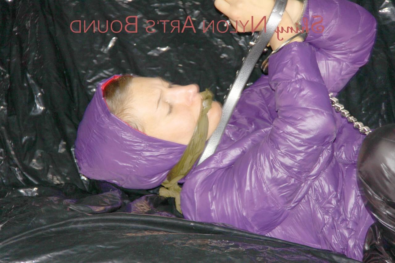 16P Weißes Mädchen bleibt in lila Daunenjacke und schwarzer Daunenhose hilflos zurück