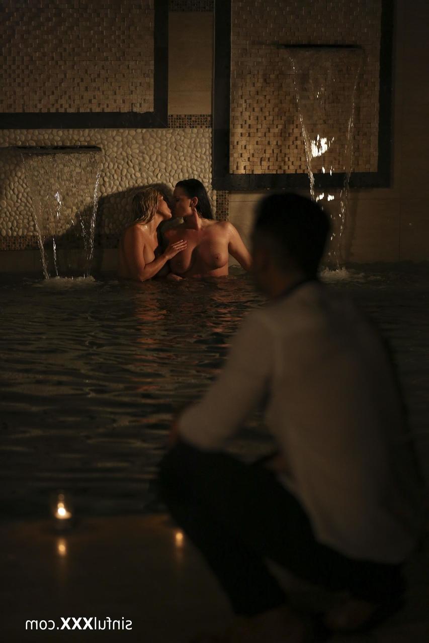20P Las tetonas Sienna Day y Simony Diamond se lamen el coño en una piscina oscura
