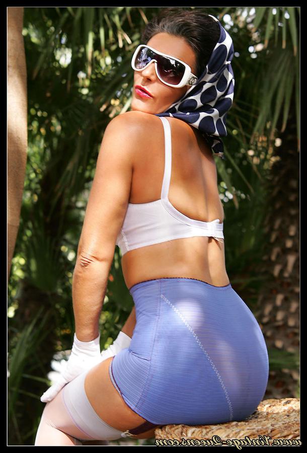 15P Solo girl Model Eve frees her tits and pussy from retro clothing