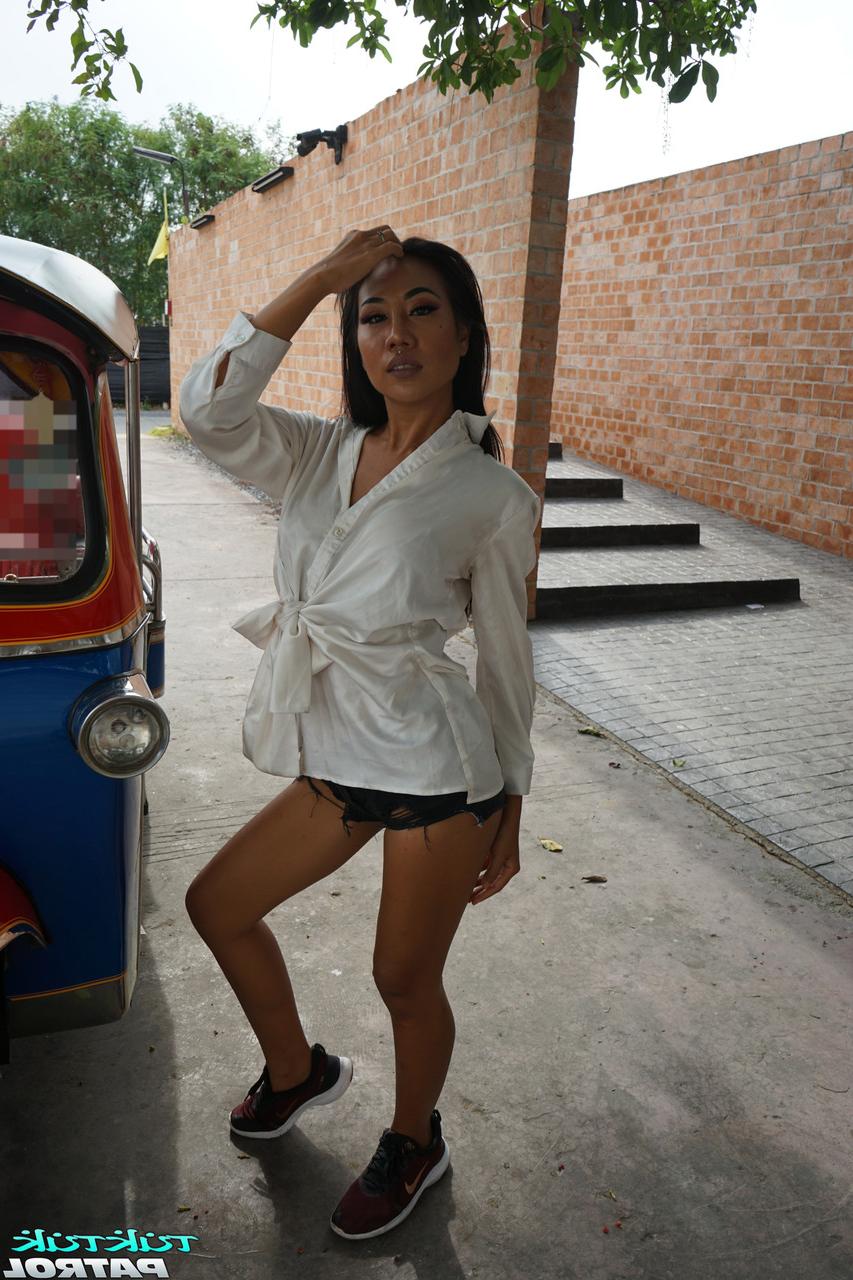 20P La alta filipina Fernie follada por su estrecho coño por un extraño en un hotel