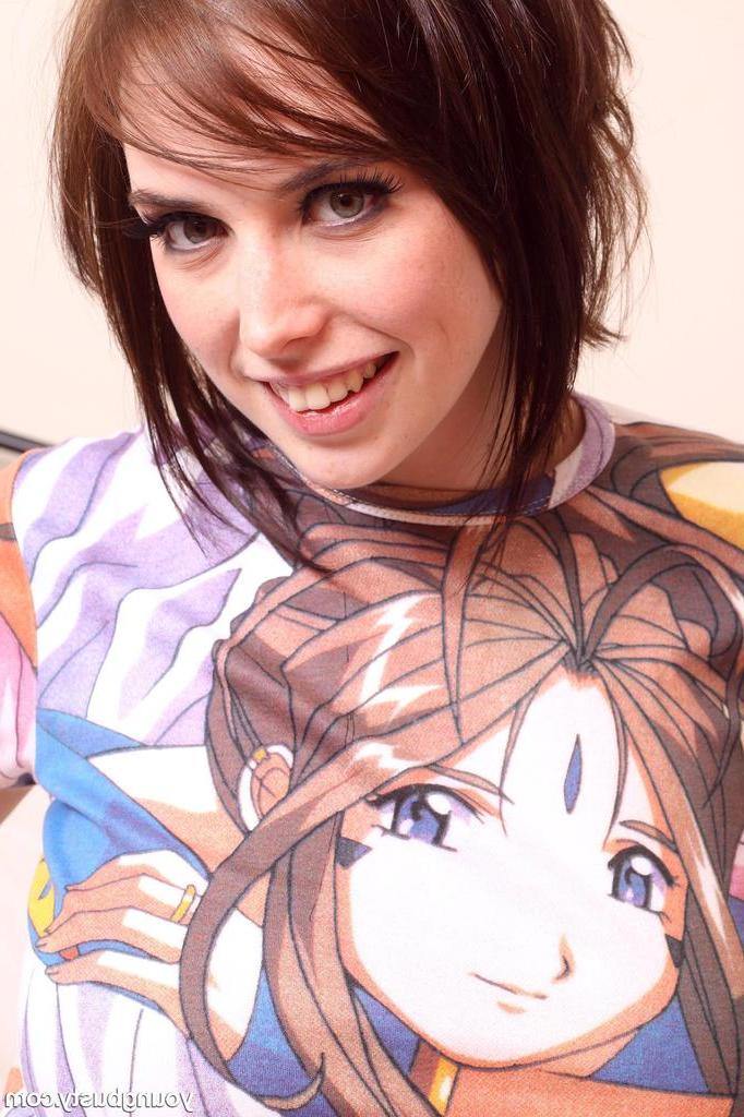 16P A adolescente peituda Louisa tira a roupa até as meias argyle acima do joelho