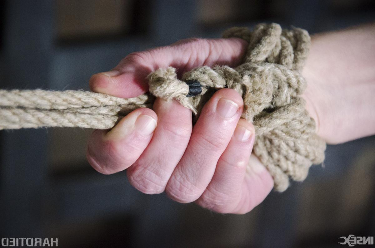 14P Blondesubmissive Dee Williams has her tits cinched tight with rope while bound