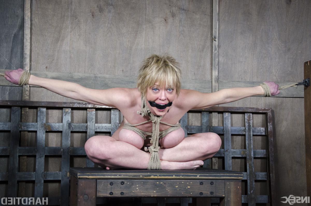 14P Blondesubmissive Dee Williams has her tits cinched tight with rope while bound