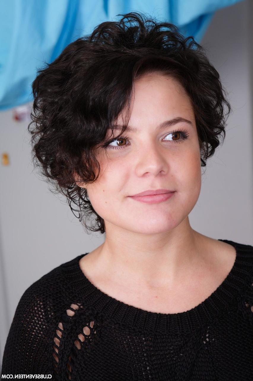 20P Die süße dunkelhaarige Teenagerin Dasha D zeigt bei einem Casting ihre kleinen Titten und ihre rasierte Fotze