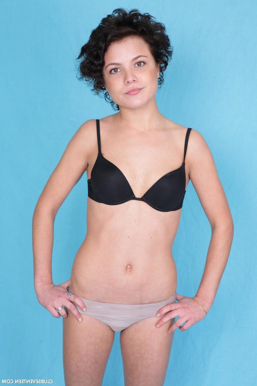 20P Die süße dunkelhaarige Teenagerin Dasha D zeigt bei einem Casting ihre kleinen Titten und ihre rasierte Fotze