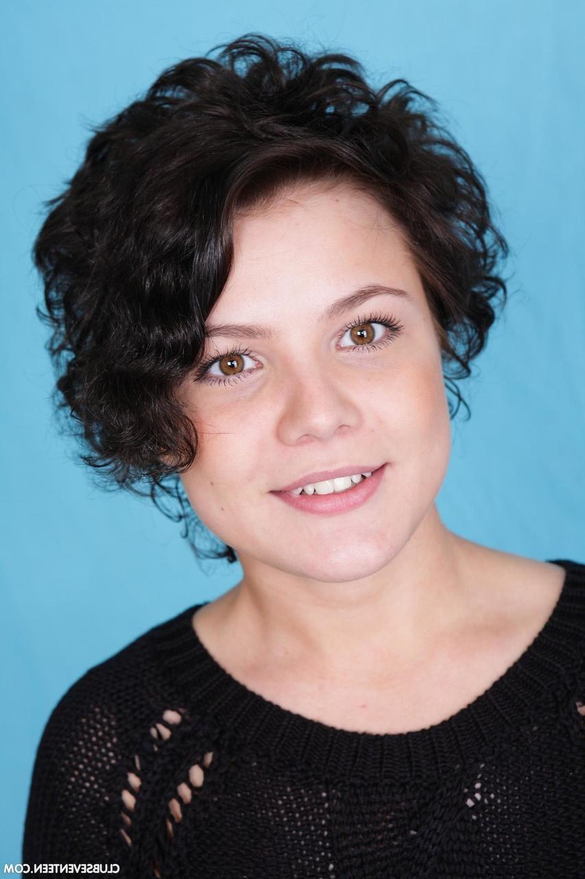 20P Die süße dunkelhaarige Teenagerin Dasha D zeigt bei einem Casting ihre kleinen Titten und ihre rasierte Fotze