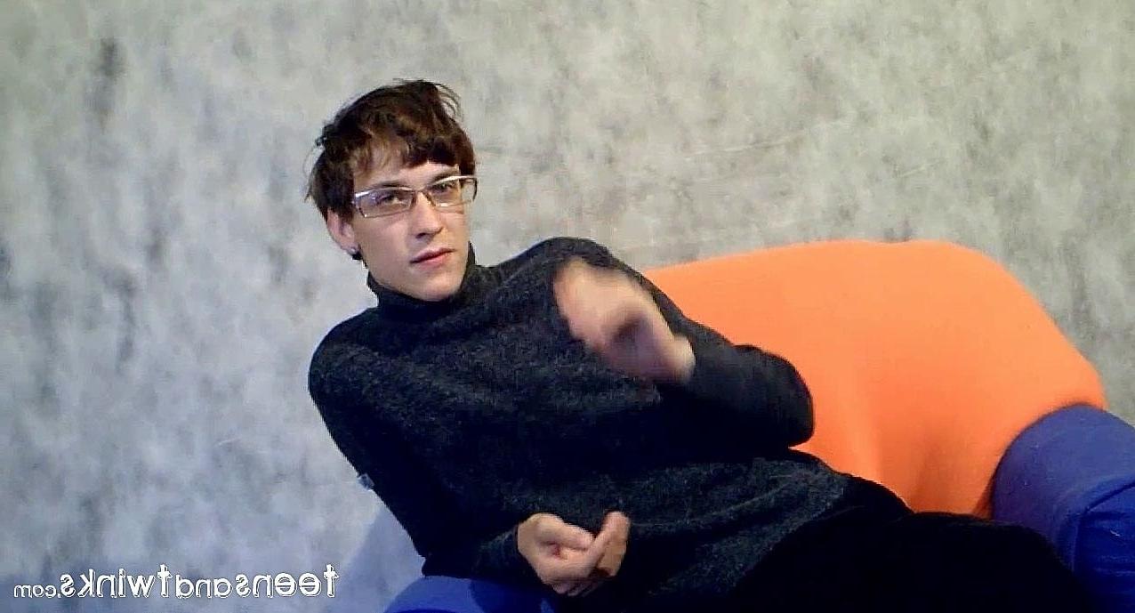 20P Horny twink Sacha shows off his uncut cock up close while jerking off